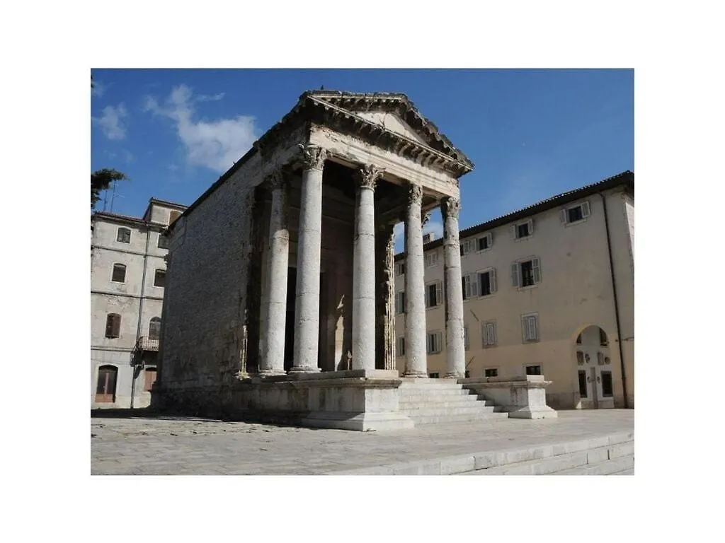 Art Appartement Pula 0*,